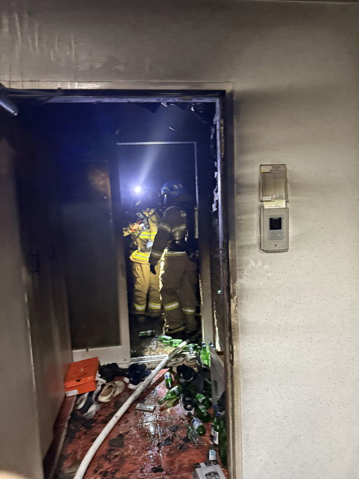 [부산=뉴시스] 3일 오후 부산 사하구의 한 아파트 A씨의 집에서 불이 났다. (사진=부산소방재난본부 제공) 2025.12.04. photo@newsis.com *재판매 및 DB 금지