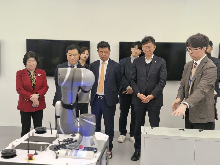 [안산=뉴시스] 이민근 경기 안산시장(오른쪽 두번째)이 3일 오므론 도쿄자동화센터(OMRON Automation Center Tokyo)를 방문해 로봇자동화시스템에 대한 설명을 듣고 있다. (사진=안산시 제공) 2025.12.04. photo@newsis.com *재판매 및 DB 금지