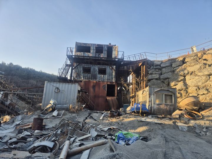 [당진=뉴시스] 충남 당진소방서 소방대원이 대호지면 적서리 채석장 관계자로부터 사후 조사 신고를 받고 출동해 현장에서 찍은 불에 탄 채석장 컨테이너 모습. (사진=당진소방서 제공) 2025.12.04. photo@newsis.com *재판매 및 DB 금지
