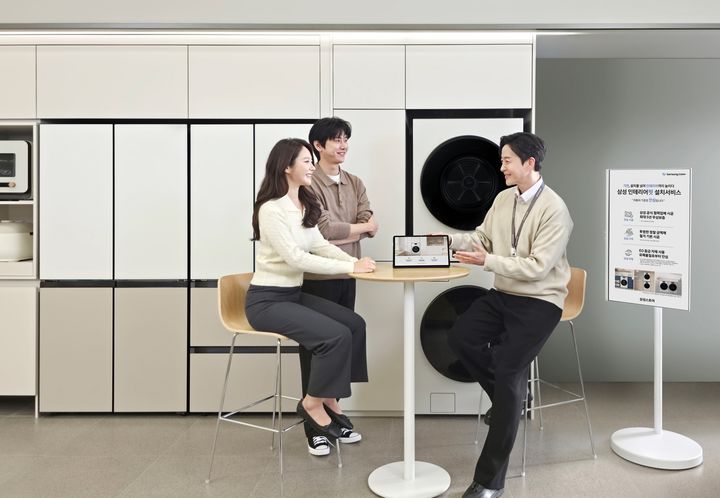 [서울=뉴시스삼성전자가 고객에 새롭게 구매하거나 보유한 가전에 맞춰 기존 가구장 철거부터 시공, 제품 설치까지 한번에 제공하는 '삼성 인테리어핏 설치서비스'를 운영한다. (사진=삼성전자 제공) photo@newsis.com *재판매 및 DB 금지