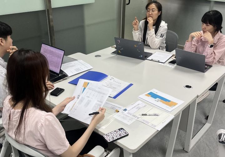 [서울=뉴시스] 식품의약품안전처와 한국식품안전관리인증원은 올해 전국 1100여 개에 달하는 소규모 식품제조·가공업소를 대상으로 현장 맞춤형 기술지원을 실시해 업계의 식품위생·품질관리 역량을 강화했다고 4일 밝혔다. (사진=식약처 제공) 2025.12.04. photo@newsis.com *재판매 및 DB 금지