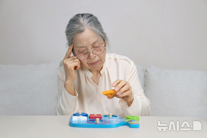 [서울=뉴시스] 약간 높은 혈압도 혈관성치매 위험에 영향을 미칠 수 있다는 연구결과가 나왔다. (사진= 유토이미지 제공)