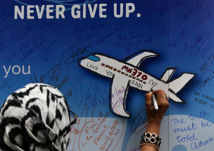 [뉴시스] 말레이시아항공 MH370편 실종 사건이 발생한 지 11년 만에 수색 작업이 재개된다. 사진은 당시 실종된 승객의 가족과 일반 시민이 남긴 글귀의 모습. (사진 = 가디언 캡처) 2025.12.04. *재판매 및 DB 금지