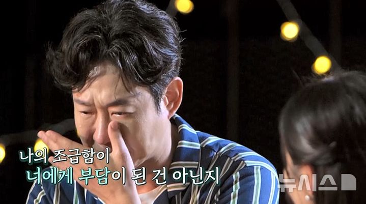 [서울=뉴시스] 가수 천명훈이 미스 차이나 출신 소월과 여행에서 눈물을 흘리며 진심을 고백했다. 2025.12.04. (사진= 채널A 제공) photo@newsis.com *재판매 및 DB 금지