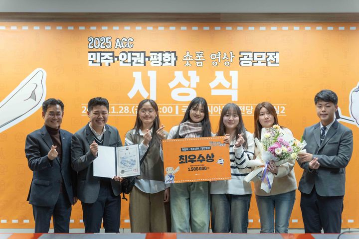 [세종=뉴시스] 세종 남세종종합청소년센터 보람청소년자유공간의 방송미디어동아리 '떼레비' 학생들이 수상후 기념사진을 찍고 있다. 2025.12.04. photo@newsis.com. *재판매 및 DB 금지