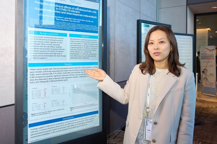 [서울=뉴시스] 건국대학교병원 송주혜 교수가 연구 결과에 대해 설명하고 있다. (사진=대웅제약 제공) 2025.12.04. photo@newsis.com *재판매 및 DB 금지