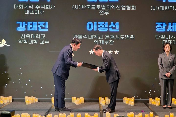 [서울=뉴시스] 삼육대 강태진 약학대학장이 강석연 식품의약품안전평가원장(왼쪽)으로부터 국무총리표창을 받고 있다. (사진=삼육대 제공) 2025.12.04. photo@newsis.com *재판매 및 DB 금지