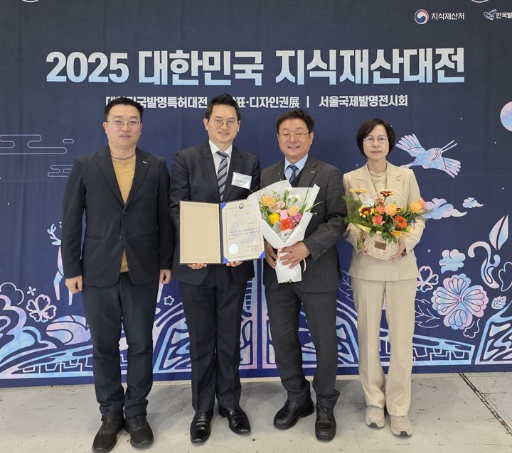 [서울=뉴시스] 코레일이 지난 3일 개최된 ‘2025년 대한민국 발명특허대전’에서 산업통상부 장관상을 수상했다고 4일 밝혔다. 2025.12.04. (사진=코레일 제공) photo@newsis.com *재판매 및 DB 금지