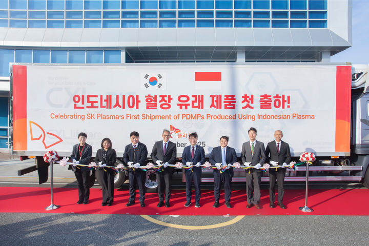 [서울=뉴시스] 김승주 SK플라즈마 대표(오른쪽 네 번째), 체첩 헤라완 인도네시아 대사(오른쪽 다섯 번쨰)를 비롯한 SK플라즈마 및 인도네시아 정부 관계자들이 혈장분획제제 초도 출하 기념식에서 기념촬영을 하고 있다. (사진=SK플라즈마 제공) 2025.12.04. photo@newsis.com *재판매 및 DB 금지