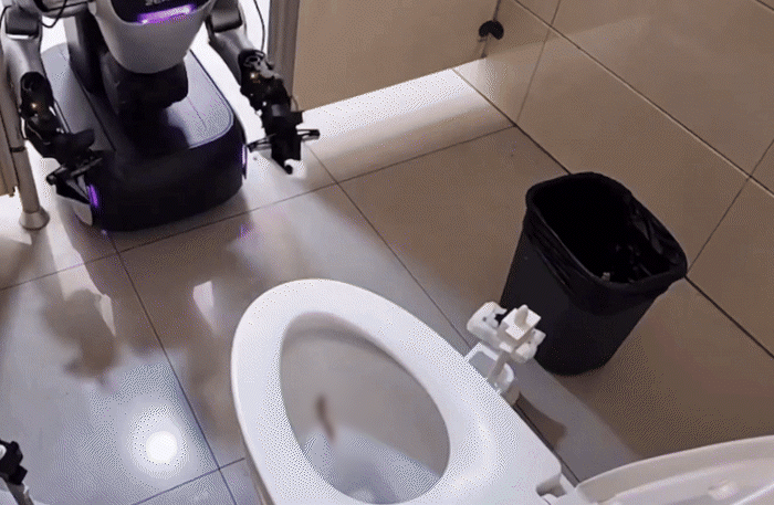 [뉴시스] 최근 한 중국 스타트업에서 자체 개발한 휴머노이드 로봇 '제리스 H1'이 화장실 변기 속 똥 얼룩을 닦는 영상이 공개됐다. (사진=@CyberRobo X 갈무리) *재판매 및 DB 금지 *재판매 및 DB 금지 *재판매 및 DB 금지