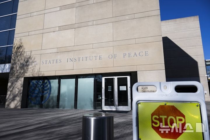 [서울=뉴시스]미국 워싱턴의 한 복판에 있는 미국평화연구소(USIP) 건물에 도널드 J. 트럼프의 이름이 크게 걸려 있다. (출처=더 뉴 리퍼블릭) 2025.12.4. 