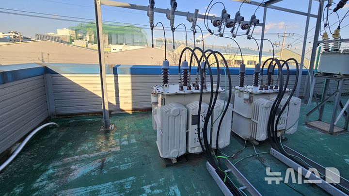 [인천=뉴시스] 사진 왼쪽에 보이는 보온재로 배관을 감싸는 작업을 하던 60대 남녀가 인근 변압기에 의해 감전 사고를 당했다. (사진=인천소방본부 제공) 2025.12.04. photo@newsis.com