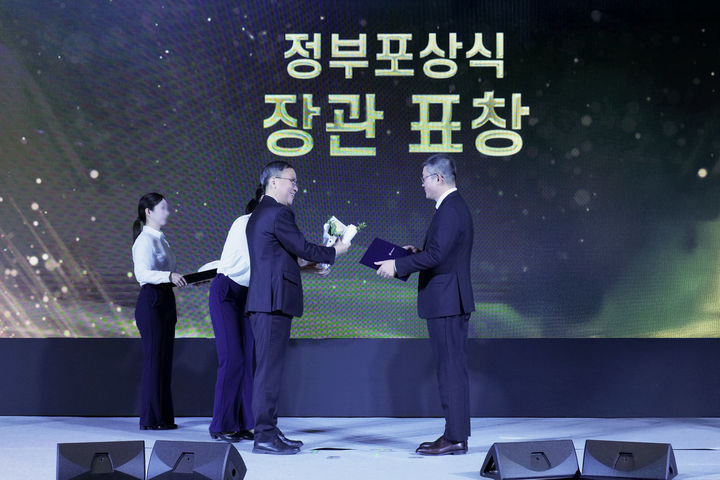 2일 더 플라자 호텔에서 열린 '2025 광고대회 유공광고인 정부포상식'에서 PTKOREA 지원규 대표가 문화체육관광부 장관 표창을 받고 있다. (사진= PTKOREA 제공) *재판매 및 DB 금지
