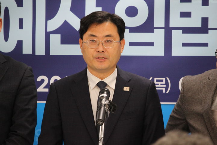 [천안=뉴시스] 최영민 기자=이정문 더불어민주당 충남도당위원장이 4일 천안시청 브리핑실에서 내년도 충남도 반영 국비 예산안에 대해 설명하고 있다. 2025.12.04 ymchoi@newsis.com *재판매 및 DB 금지