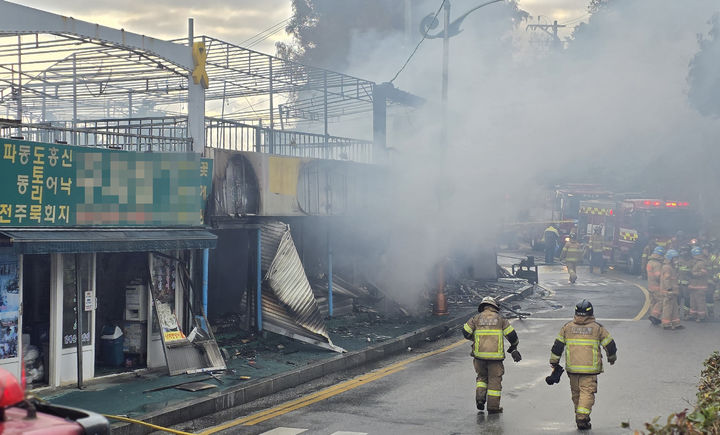 [목포=뉴시스] 4일 오전 7시54분께 전남 목포시 죽교동 유달산 인근 한 음식점에서 불이 나 소방 당국이 1시간36분 만에 큰 불길을 잡고 잔불 정리를 벌이고 있다. (사진 = 독자 제공) 2025.12.04. photo@newsis.com *재판매 및 DB 금지