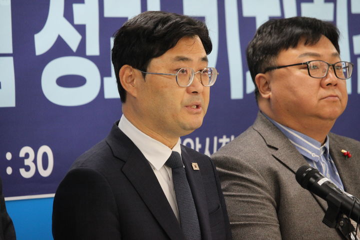 [천안=뉴시스] 최영민 기자=이정문 더불어민주당 충남도당위원장이 4일 오전 천안시청 브리핑실에서 내년도 충남도내 예산안과 관련한 기자회견을 하고 있다. 2025.12.04 ymchoi@newsis.com *재판매 및 DB 금지