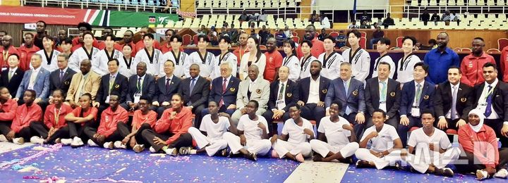 [전주=뉴시스] 현지 시간 3일 케냐 카사라니 모이 국제스포츠센터에서 열린 '나이로비 2025 세계태권도 U-21 챔피언십' 개막식에서 공연 무대를 펼친 전북 태권도 스포츠 외교 홍보단 '싸울아비'와 관계자 등이 기념촬영을 하고 있다. (사진= 전북자치도 제공) *재판매 및 DB 금지