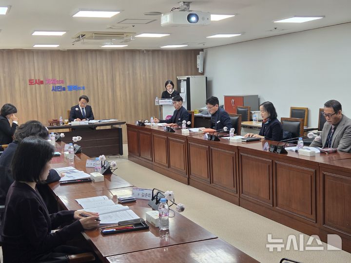 [군포=뉴시스] 군포시가 시민의 주거 안정과 주거 수준 향상을 위한 주거복지위원회를 열고 있다. (사진=군포시 제공).2025.12.04.photo@newsis.com