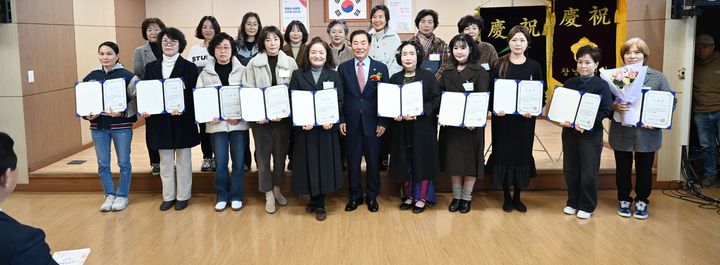 [창녕=뉴시스] 수료자, 관계자 등이 단체 기념촬영을 하고 있다. (사진= 창녕군 제공) 2025.12.04. photo@newsis.com *재판매 및 DB 금지