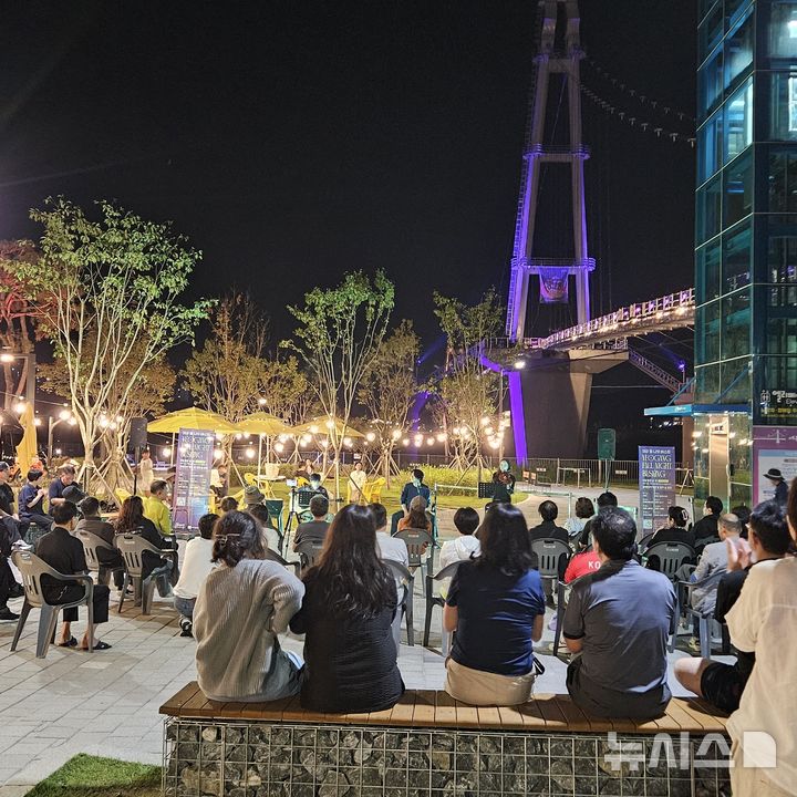 [여주=뉴시스]'여강 폴 나잇 버스킹' 공연 모습(사진=여주세종문화관광재단 제공)2025.12.04.photo@newsis.com