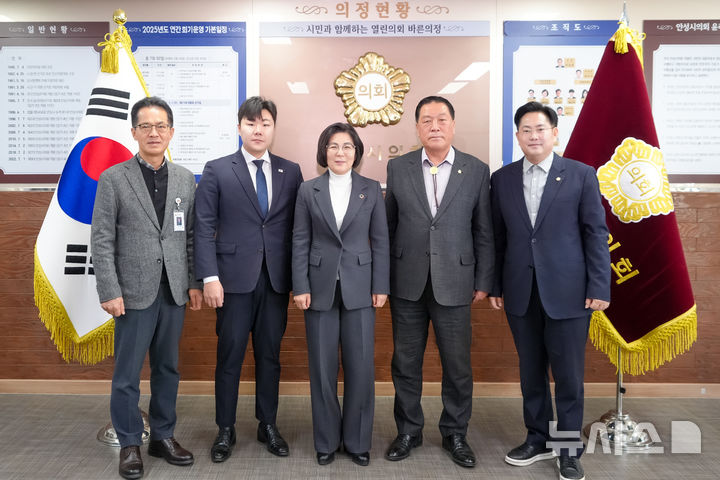 [안성=뉴시스] 경기 안성시의회 간담회 참석자들이 기념사진을 찍고 있다. (사진=안성시의회 제공) 2025.12.04. photo@newsis.com 