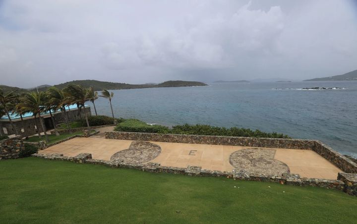 [서울=뉴시스] 미국 하원 감독위원회 소속 민주당 의원들이 3일 성범죄자 제프리 엡스타인이 소유했던 카리브해 미국령 버진아일랜드의 리틀 세인트 제임스섬의 저택 등 사진. 바다가 내려다보이는 정원의 잔디밭이다.(출처: CNN) 2025.12.04.    *재판매 및 DB 금지