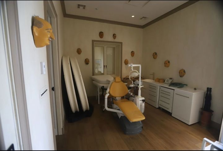 [서울=뉴시스]  미국 하원 감독위원회 소속 민주당 의원들이 3일 성범죄자 제프리 엡스타인이 소유했던 카리브해 미국령 버진아일랜드의 리틀 세인트 제임스섬의 저택 등 사진. 한 방에 치과 치료용 의자가 보인다.(출처: CNN) 2025.12.04.   *재판매 및 DB 금지