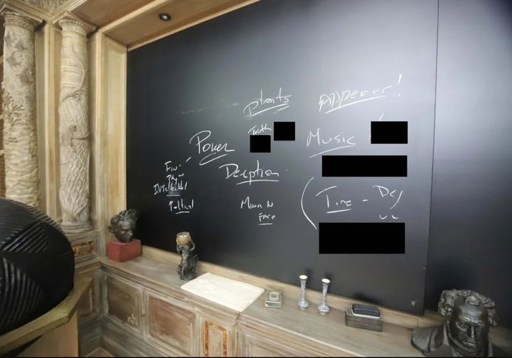 [서울=뉴시스]  미국 하원 감독위원회 소속 민주당 의원들이 3일 성범죄자 제프리 엡스타인이 소유했던 카리브해 미국령 버진아일랜드의 리틀 세인트 제임스섬의 저택 등 사진. 서재 칠판에 ‘음모’ ‘권력’ 등 글씨가 보인다. 여성의 이름 등은 공개하면서 가렸다.(출처: CNN) 2025.12.04.  *재판매 및 DB 금지