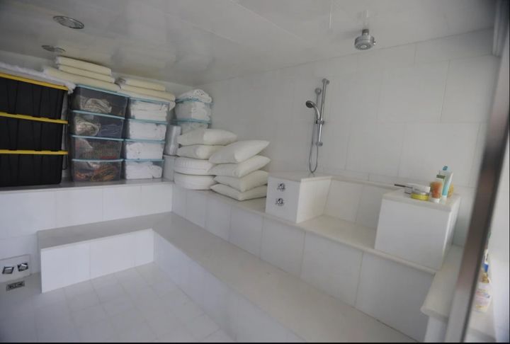 [서울=뉴시스]  미국 하원 감독위원회 소속 민주당 의원들이 3일 성범죄자 제프리 엡스타인이 소유했던 카리브해 미국령 버진아일랜드의 리틀 세인트 제임스섬의 저택 등 사진. 실내 목욕탕이 하얀 색으로 되어 있다.(출처: CNN) 2025.12.04.   *재판매 및 DB 금지