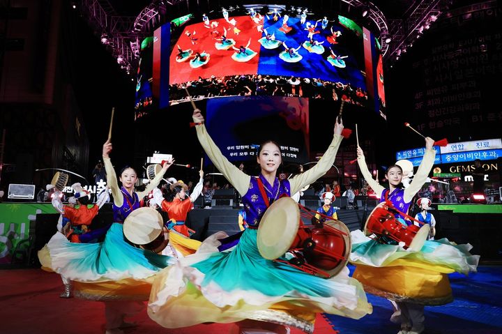 [대전=뉴시스]4일부터 대전시청 1층 전시실에서 대전의 우수한 관광자원을 홍보하기 위한 '2025 대전관광사진 전국공모전'이 열리고 있다. 금상작 '0시 축제 공연'. 2025. 12. 04 photo@newsis.com *재판매 및 DB 금지