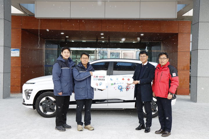 [서천=뉴시스]신서천발전본부는 4일 본부에서 회사 노사 간부와 충남사회복지공동모금회가 참여한 가운데 서천군노인복지관에 친환경 전기차 1대를 기증했다. 2025. 12. 04 photo@newsis.com *재판매 및 DB 금지