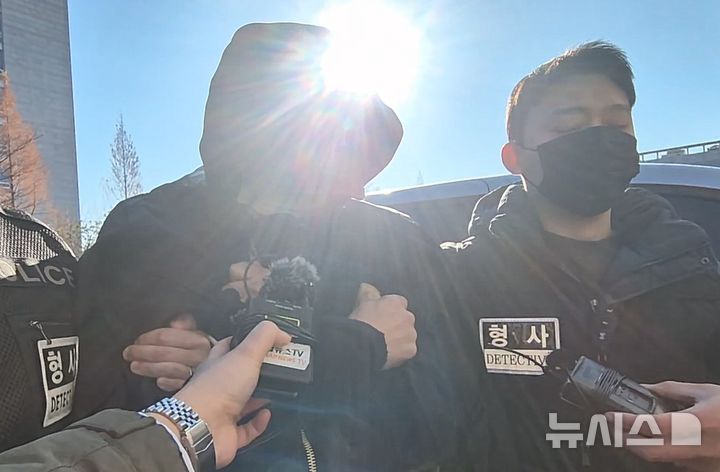 [청주=뉴시스] 4일 청주지검 청사 앞에서 취재진 질문에 답하는 김영우. (사진=독자 제공)