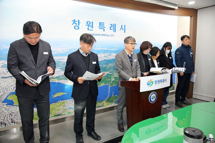 [창원=뉴시스] 강경국 기자 = 정규용 경남 창원시 상수도사업소장이 정례브리핑을 하고 있다. (사진=창원시청 제공). 2025.12.04. photo@newsis.com *재판매 및 DB 금지