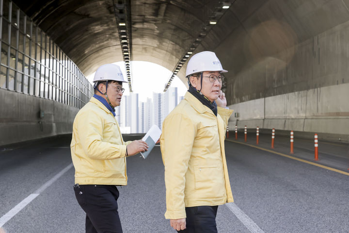 [화성=뉴시스]정명근 화성시장이 3일 동탄숲 생태터널 현장을 방문해 교통 통제 상황을 살피고 있다.(사진=화성시 제공)2025.12.04.photo@newsis.com *재판매 및 DB 금지