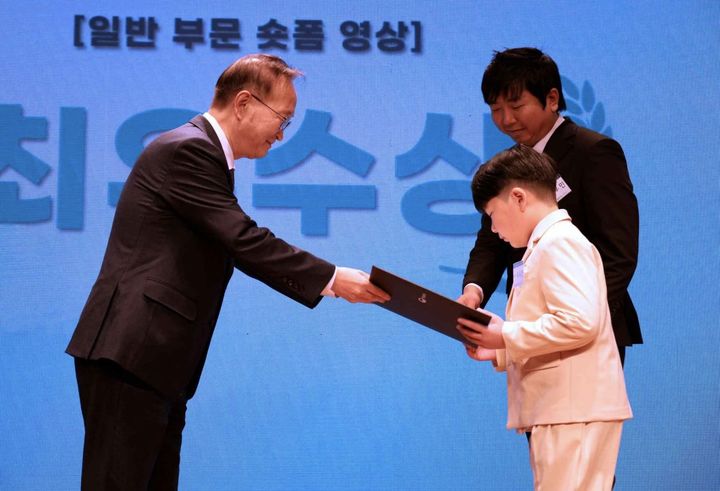 [서울=뉴시스]통일부가 3일 정부서울청사 별관 대강당에서 개최한 '2025 통일문화 콘텐츠 공모전' 시상식. 김남중 통일부 차관이 시상하고 있다. (사진=통일부 제공) 2025.12.04. *재판매 및 DB 금지