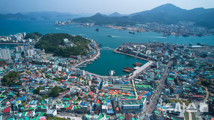 [통영=뉴시스] 신정철 기자= 경남 통영시가 2025년 한 해 동안 다수의 공모사업에 잇따라 선정되며, 관광·교육·문화·경제·복지 등 전 분야에서 두드러진 성과를 달성했다고 4일 밝혔다.사진은 지난 5월, 중소벤처기업부 주관 ‘2026 강구안 상권활성화사업 공모’에 최종 선정, 사업비 91억원을 확보한 강구안 주변 전경.(사진=뉴시스DB).2025.12.04. sin@newsis.com
