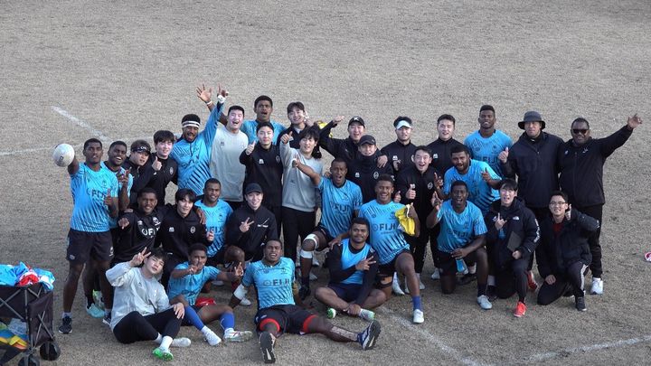 [서울=뉴시스] 한국, 피지 대표팀이 진천 국가대표 선수촌에서 훈련 후 단체사진을 촬영하고 있다. (사진=대한럭비협회 제공) *재판매 및 DB 금지