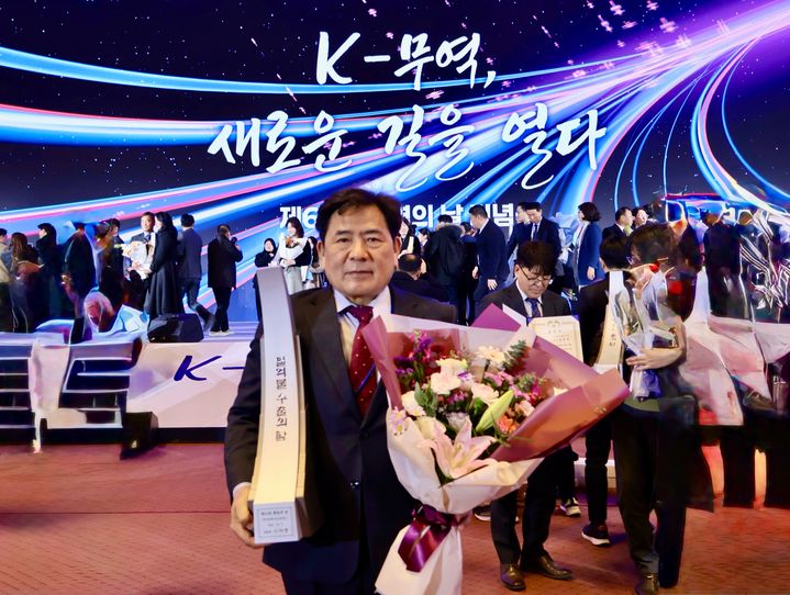 [서울=뉴시스] 제62회 무역의 날 기념식에서 ‘1억불 수출의 탑’을 수상하는 유바이오로직스 백영옥 대표이사 (사진=유바이오로직스 제공) 2025.12.04. photo@newsis.com *재판매 및 DB 금지