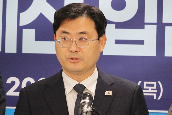 [천안=뉴시스] 최영민 기자=이정문 국회의원이 4일 천안시청 브리핑실에서 기자회견을 갖고 있다. 2025.12.04 ymchoi@newsis.com *재판매 및 DB 금지