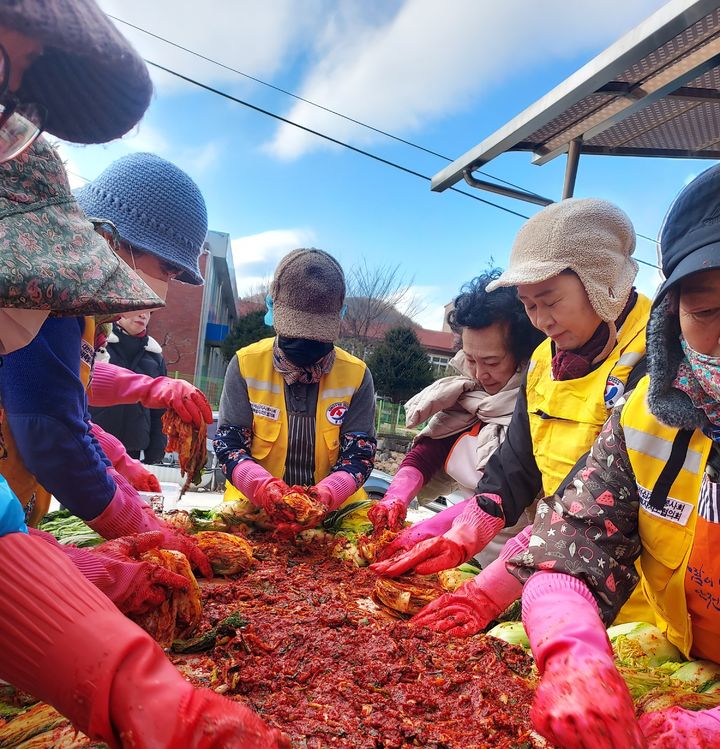 [진안=뉴시스] 대한적십자사 진안성수면봉사회는 진무장재가복지센터 광장에서 취약계층을 위한 김장 나누기 봉사활동을 진행했다고 4일 밝혔다. (사진=대한적십자사 진안성수면봉사회 제공) 2025.12.04. photo@newsis.com *재판매 및 DB 금지