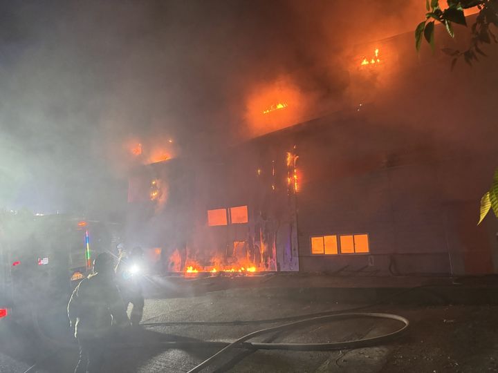 [울산=뉴시스] 박수지 기자 = 4일 오전 울산 울주군 온산읍 식물성 유지 제조공장에서 불길이 올라오고 있다. (사진=울산소방본부 제공) 2025.12.04. photo@newsis.com *재판매 및 DB 금지