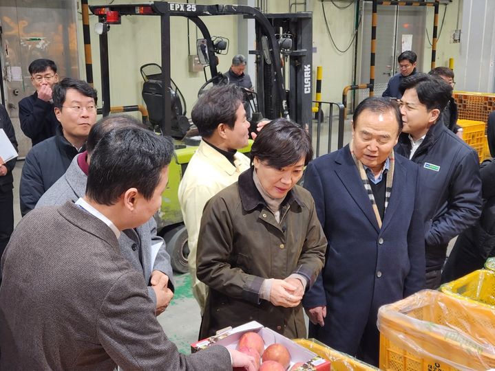 송미령 농식품부 장관(앞쪽 중간)이 3일 경북 문경시 문경 과수거점 APC를 방문해 2026년 설 명절 및 상반기 대비 사과 저장·공급 상황을 점검하고 있다. 사진 앞쪽 오른쪽 첫번째는 서병진 대경사과원예농협 조합장이다. *재판매 및 DB 금지