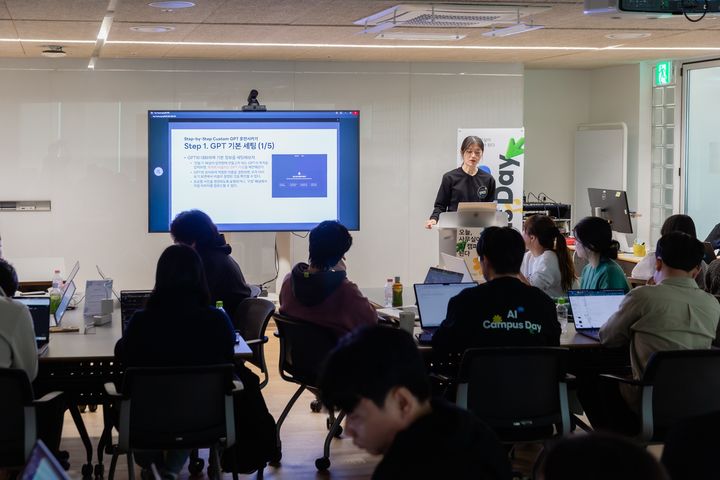 [서울=뉴시스] 라인플러스가 임직원의 인공지능(AI) 활용 역량 강화를 위해 실습 프로그램 'AI 캠퍼스 데이'를 진행하고 챗GPT 엔터프라이즈 등 최신 AI 도구 도입에 나섰다고 4일 밝혔다. (사진=라인플러스 제공) *재판매 및 DB 금지