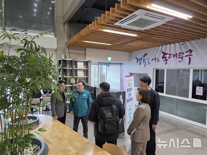 [서울=뉴시스]김성보 서울시 행정2부시장이 4일 동대문구청에 마련된 한파응급대피소를 찾아 시설 현황을 확인하고 있다. 