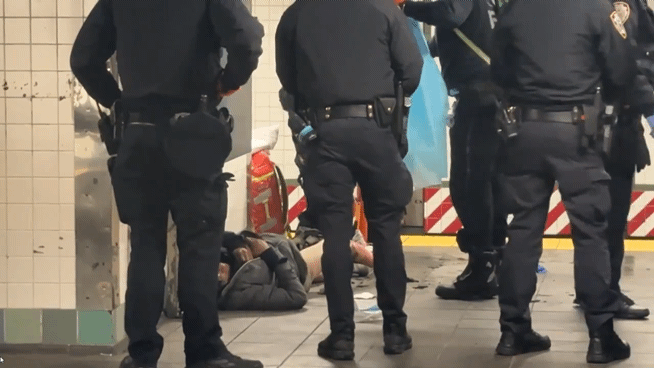 [서울=뉴시스] 한 노숙자 남성이 1일(현지시간) 미국 뉴욕 맨해튼 타임스퀘어 지하철역에서 화상을 입은 채 역 내부에 누워있다.(사진출처: 뉴욕포스트)2025.12.03  *재판매 및 DB 금지 *재판매 및 DB 금지