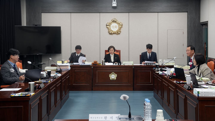 4일 태백시의회 위원회실에서 열린 시의회 제288회 제2차 정례회 예산결산특별위원회 모습.(사진=태백시의회 제공) *재판매 및 DB 금지