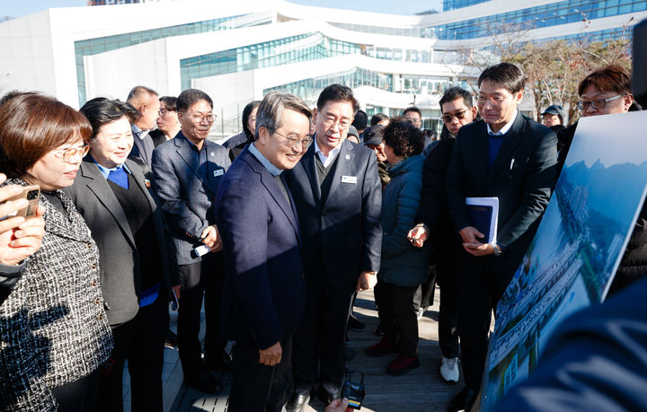 [수원=뉴시스] 김동연 지사가 양근대교 건설 현황 보고 및 시찰을 하고 있다. (사진=경기도 제공) 2025.12.04. photo@newsis.com *재판매 및 DB 금지