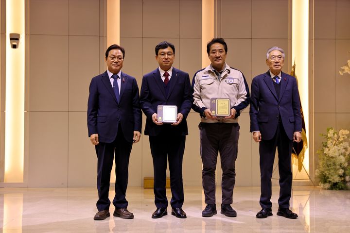 [창원=뉴시스]왼쪽부터 박완수 경남도지사, 류길년 경남농협본부장. (사진=경남농협 제공) 2025.12.04.photo@newsis.com *재판매 및 DB 금지