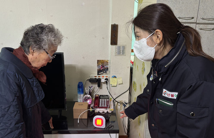 정선군이 이달 1~3일 관내 청각장애 28가구에 ‘불빛 초인종’을 설치하고 있다.(사진=정선군 제공) *재판매 및 DB 금지