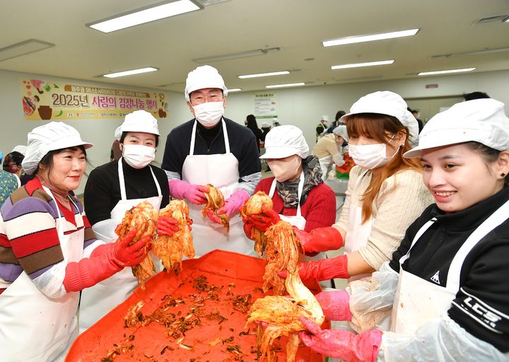 [원주=뉴시스] 이덕화 기자 = 4일 시청에서열린 '다문화가족 김장 나눔 행사'에서 원강수 시장이 다문화가족에게 전달할 배추 속을 채우고 있다. 2025.12.04. wonder8768@newsis.com *재판매 및 DB 금지